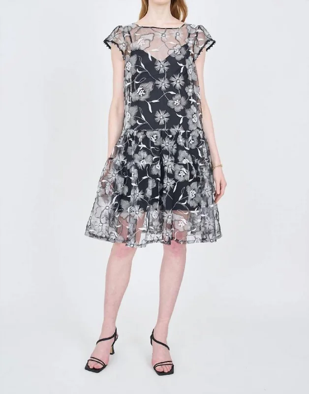 Women's Chic Outfit Callie Dress In Black White