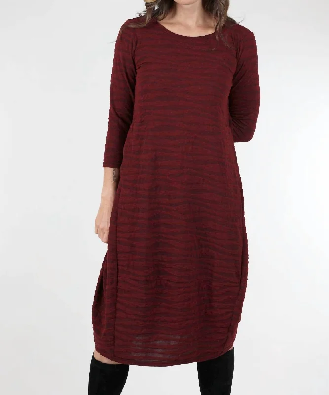 Women's Plus-Size Apparel Texture Wave Dress In Holiday Red