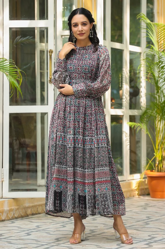 Plus Size Women Wear Juniper Black Geometric Printed Chiffon Flared Maxi Dress With Buttons. Plus Size Women Wear Juniper Black Geometric Printed Chiffon Flared Maxi Dress With Buttons.