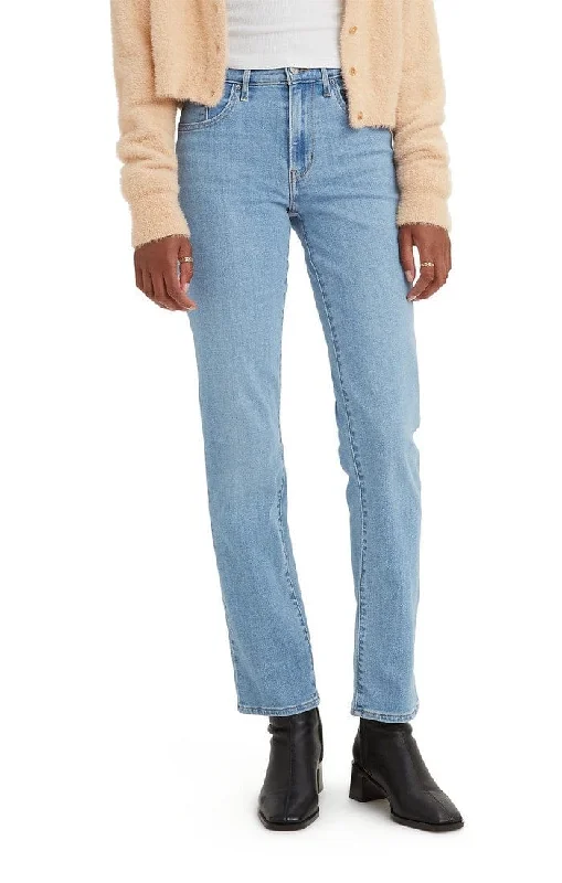 Modern Women’s Fashion with Vintage Touches Levi's 724 Hight Rise Straight Chelsea the ONE Modern Women’s Fashion with Vintage Touches Levi's 724 Hight Rise Straight Chelsea the ONE